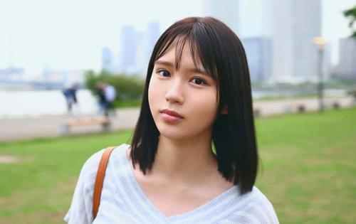 メイクは普段からすっぴんかと思うほど透明感のある清楚美少女がAVデビュー。【小倉七海】