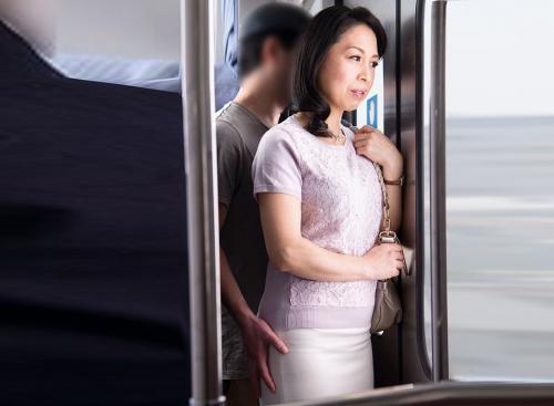 「や、やめてください！」恐怖で身がすくみ声が出ない！公衆トイレに連れ込まれて中出しされる五十路妻。