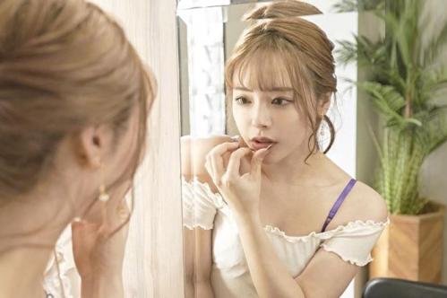 ベロチュウするとスイッチが入る人気のエロカワ美容師！【小倉由菜】