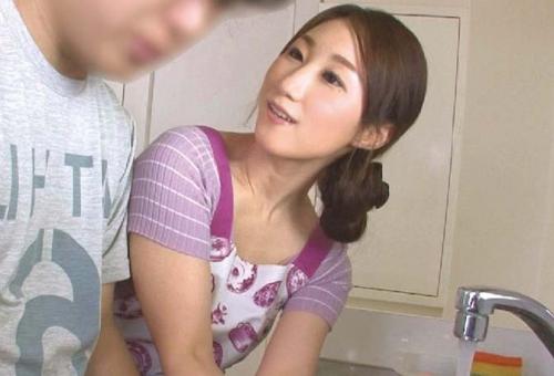「自分の感情に嘘はつけない。」娘の彼氏のことが気になって仕方がない熟女妻が娘の彼とNTR中出しセックス。【沢田桜】