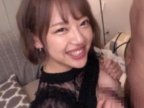 素人／手マンされて潮吹きでソファをビショビショにする敏感JD♪パイズリで先輩にご奉仕～立ちバック！
