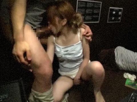 漫画喫茶＼就寝中の友達を放って男性客と抜け出しHする欲求不満女♪指マン&クンニ～正常位&立ちバック！