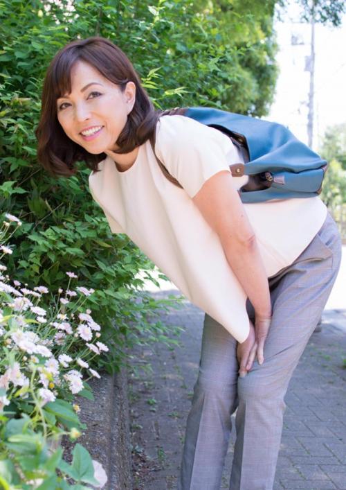 近親相姦❤　ママの誘惑❤我慢できないす❤　風呂場で絡み合う二人❤