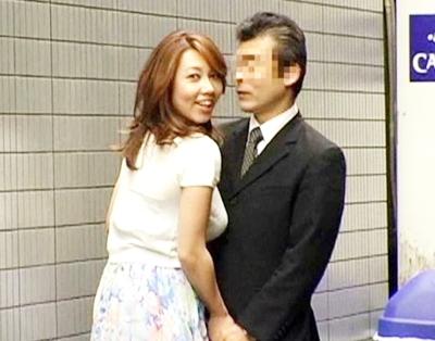 ★逆ナンパ★風間ゆみがおじさんをガチナンパ♥チ◯ポ握って離さない痴女っぷり！車に連れ込んで即ベロチューする肉食熟女が最高