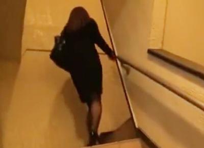 ★ストーカー★自宅の鍵を開けた瞬間に突撃！！！仕事終わりのマンカスマ◯コを舐め回してから、生ハメSEXでイカせて中出し！