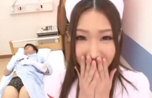 【ナース顔射３P】憧れの患者さんのチ◯ポを拭いていたら思わずシャブッてしまい、隣の患者も欲情して顔射３Pしちゃいます