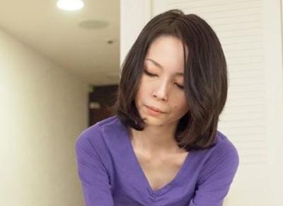 少し暗めの整体師のおばさんにチ◯ポシコシコを見せつけたら、、、、興奮してメス犬となります♥