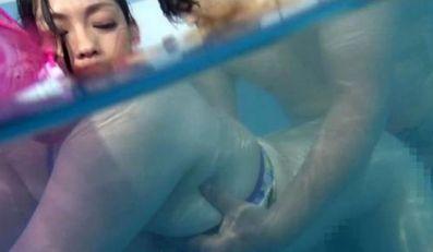 【企画】「こんなところで息子とSEXなんて♥♥♥」水中で中出しSEXをしちゃう巨乳人妻が悶えまくり