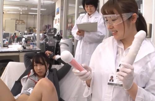 【人体実験×潮吹き】「それでは次はこれで実験しましょう❤」ノンストップで玩具責めすると潮吹きが止まらない！！