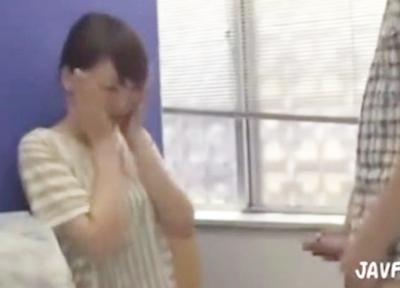 [熟女ナンパ]買い物帰りにぶらっとナンパされた人妻♥目の前でデカチンをシコシコする姿に驚きと興奮が隠せない様子ですｗｗ