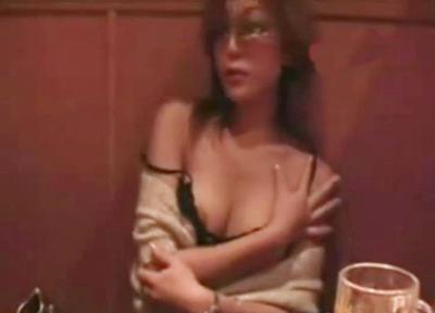 【個人撮影】飲み屋でこっそりおっぱい出して乳首を弄り始める熟女♥露出狂の変態グセがあって興奮しております