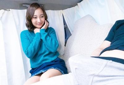 「えぇ～すごい大きい♥」チ◯ポ見るだけで乳首ビンビンにするド変態っぷり！嬉しそうにシゴイたり、咥えたりして射精させます