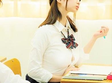 ブラなし、パンツなし！制服美少女たちがのおっぱい＆マ◯コが丸見え状態♥見せつけてくる痴女っぷりがエロすぎます