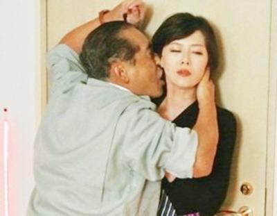 「夫には言えないの♥変態的に犯して♥」夫の前ではマジメな人妻が知らない男の時は淫乱痴女に変貌するのがエロすぎる！！！