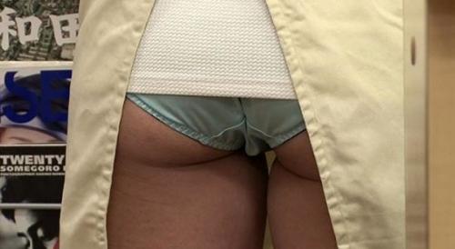 【パンチラ×痴女】超超超ミニスカのメガネ痴女が誘惑してくるので顔面騎乗でフルボッキしたチ◯ポとこっそりSEX