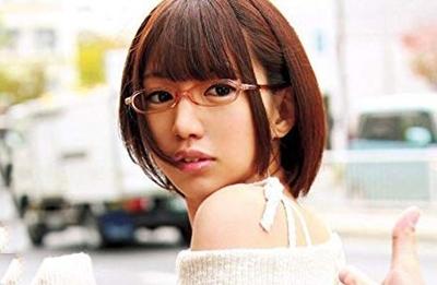 ★メガネ美少女の潮吹き★真面目そうな美少女をいっぱい潮吹きさせてから、ビクビクしているマ◯コに中出ししちゃいます♥