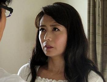 【三浦恵理子】美魔女を晒け出す上司の奥さんとダメと承知でイケナイ関係に！ネットリ中出しぃ〜www