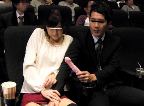 【映画館×媚薬バイブ】「こんなの絶対まずいよぉぉ❤」映画館でバイブをぶち込まれてイキ我慢！理性が崩壊していく姿がエロい