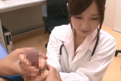 【石原莉奈】男に頼まれたら何でもやってくれる女医！チ◯ポ出して押しつけたら丁寧に玉からシャブッて顔射しました