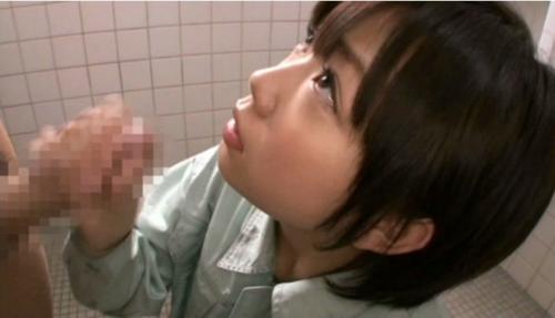 「これでいいの？♥」男子トイレでチ◯ポを弄くり回してくれるロリ美少女が可愛いすぎます