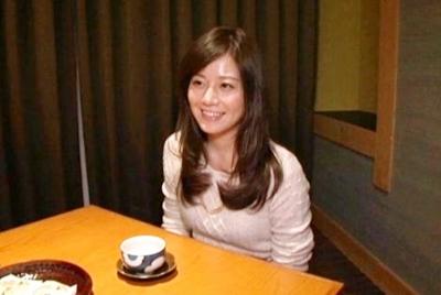 ★不倫旅行★テーブルの下でマ◯コをイジる変態人妻♥我慢できずにチ◯ポを求めて濃厚なセックスをしちゃいます！！