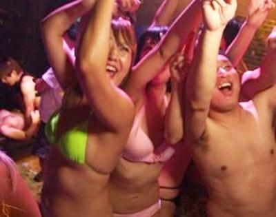 ビキニ集団のノリノリclubパーティー♥ドラッグをキメてやりたい放題の乱交！チ◯ポあったら即挿れして中出しするヤバイやつ