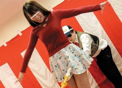 ★オマ◯コ綱渡り★スカートもふわっとさせてパンチラ！マ◯コをグジョグジョに濡らして過激な罰ゲームをされちゃいます