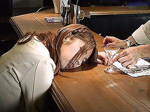 【昏睡レイプ】ま、ま、まさかのバーのマスターに睡眠薬の入ったお酒を呑まされパコられちゃいます