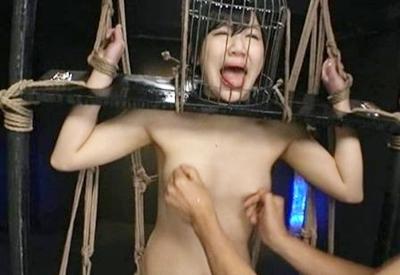 鳥かごに緊縛された美女奴隷♥乳首責め、ロウソク責めなどハードなSMプレイに発狂！！それでも続く拷問がヤバすぎるｗｗｗ