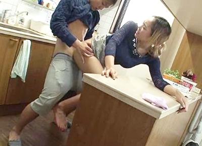 「ちょっと！お父さんいるから！！」ゴムありだと感じないギャル姉を生チ◯ポで勝手にハメまくる弟の暴走がヤバいｗｗ