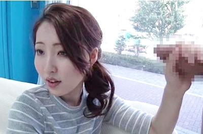 ★人妻ナンパ★デカチンに驚く人妻のマ◯コにぶっ刺して鬼ピストン♥外にドピュッと出したと思ったら、半中半外出しされちゃう