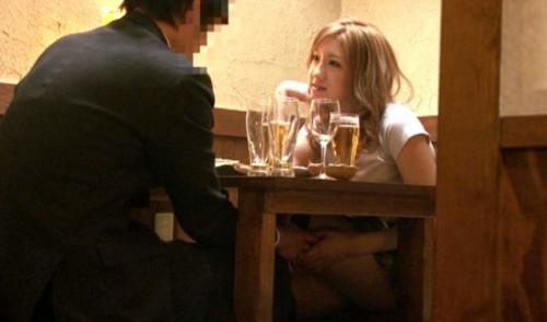【こっそりSEX】「もっと太腿触って♥」居酒屋で周りに一般人がいるのに、こっそりと激しいSEXをしちゃうギャル