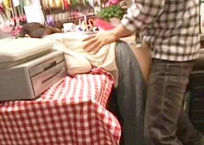 弁当屋の娘を接客中に立ちバックでガンガンハメてから、、、手マンで大量お漏らしさせるヤバイやつｗｗしかも大量顔射されます