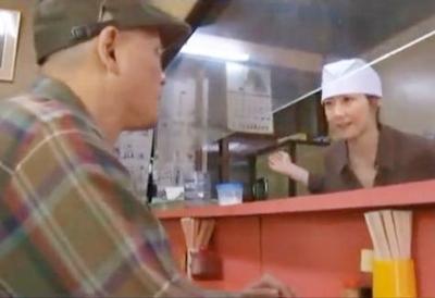 ★ヘンリー塚本★ラーメン屋で2人っきりになり裏口で思いっきりハメちゃう♥店のことも忘れて連続ファックする絶倫っぷり