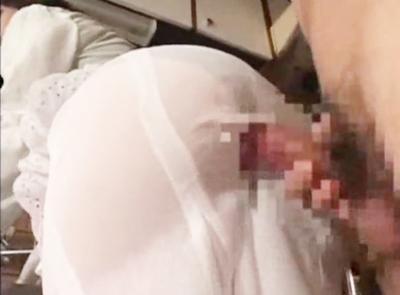 ★変態熟女★スケスケスカートでパンティー丸見え♥ケツを突き出して誘惑する母に息子のデカチン擦りつけ！大量ザーメン発射！！