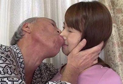 ★介護★瀕死状態なのに性欲余りすぎて、息子の嫁に手を出すジジイ♥ベロベロ顔舐めしまくってガッツキに圧倒される人妻