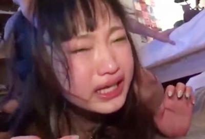 【ヤバイやつ】男2人に拉致された巨乳ロリ美少女♥号泣しながら生チ◯ポで輪姦されて顔射、中出しのされ放題！！極悪非道です