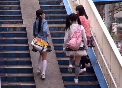 ツインテールのスーパーロリ美少女を拉致してイタズラ！イマチオや無毛パイパンマンすじを潮吹きさせて野外露出で輪姦中出し！