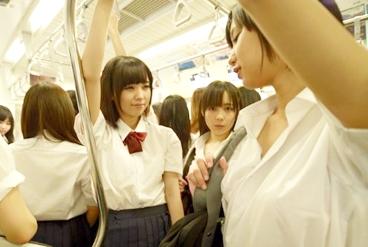「ふぅ～間に合った～」慌てて電車に乗ったら、、、まわりがJKまみれ！！ムレムレの真夏日に最高の展開が、、、、♥