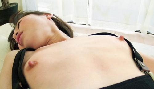 【貧乳×中出し】素人ロリ美少女の乳首をイジメまくり♥ビンビンに乳首を勃たせてマ◯コにたっぷり中出ししちゃいます