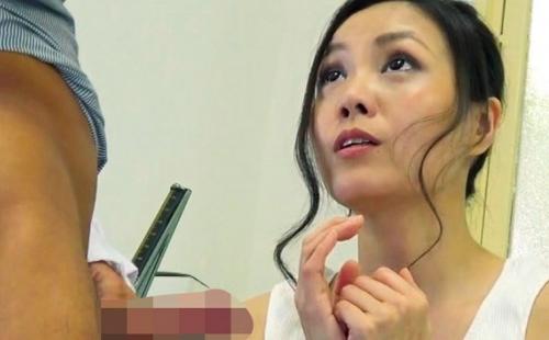【人妻×中出し】「デカ♥」旦那のED治療で来た人妻が、医師の勃起チ○ポに発情！マ○コを濡らしながら中出しSEX