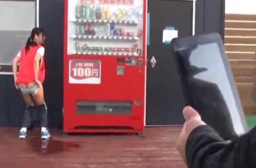 【脅迫中出しレイプ】（ヤバ！！人に見つかった）我慢できずに外でオシッコしたら変態男に撮られて中出しレイプされます