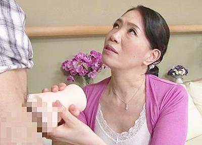 《淫語おばさん》淫乱熟女がオナホの使い方を丁寧に教わりながら硬くなった若者のマラをシコって遊びまくっちゃうぉ〜www