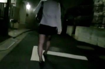 【極悪非道レイプ】OLが家に着いた瞬間にレイプ魔たちが乱入！濡れてないマ◯コを荒い手マンで潮吹きさせたら中出し輪姦
