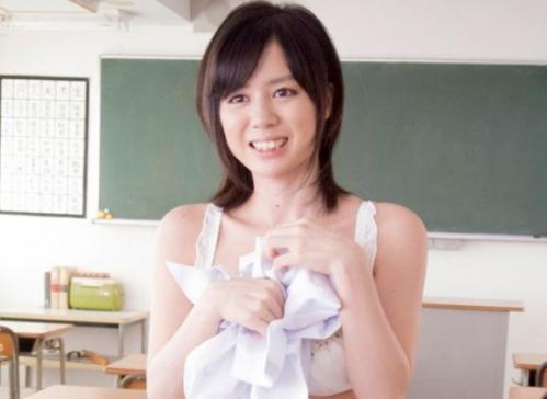 「服を脱ぐのが恥ずかしいです♥」今ではトップ女優として大活躍！初々しい表情をするのが最高に可愛くておっぱいがキレイ！