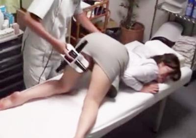 ★潮吹きマッサージ★美人OLがエロマシーンでビクビク痙攣絶頂♥手マンすると大量潮吹きしてアヘ顔！仕上げはSEXから手マン