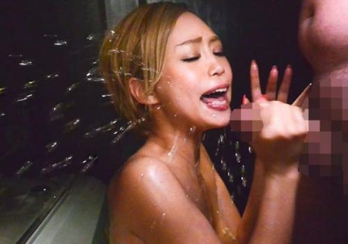 ★黒ギャル★媚薬オイルの効果で発情したマ◯コ♥男たちに襲いかかり、強制勃起からハメさせる痴女っぷり！男の潮吹きも噴射
