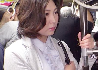 ★痴漢★ババアだから油断していた熟女！いきなりデカチンを尻に押しつけられてパニック！！お漏らしマ◯コに立ちバックで絶頂♥
