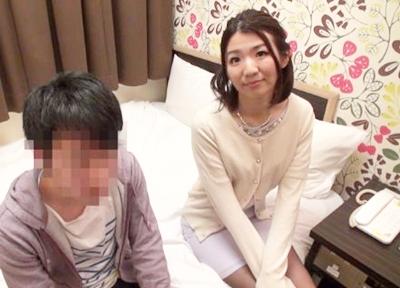 ★童貞★ガチの素人人妻が筆おろしに挑戦♥ロリカワ顔なのにアナルまでパックリと童貞に見せつける痴女っぷり！フェロモン全開