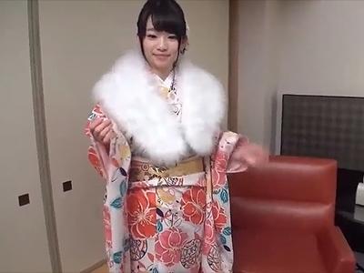 童顔の着物を着た美少女をナンパ❣❣着物をちょっと脱がした時のおっぱいが最高♥